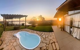 Chalé Mirante, piscina, cachoeira, lago e vista espetacular